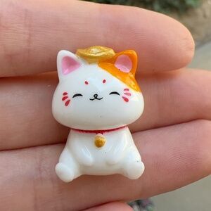 Finger size kitten decoration